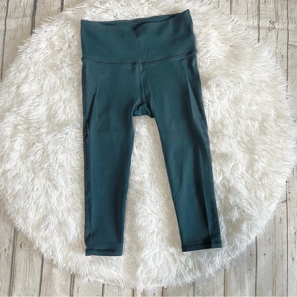 Lululemon green Capri leggings with cutouts size 4
